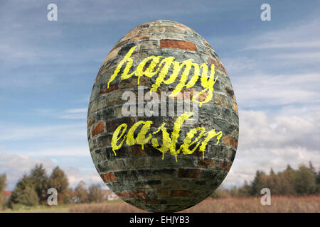 großer Stein Ei mit der happy Easter-Inschrift Stockfoto