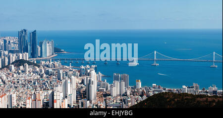 Haeundae und Gwangan-Brücke in Pusan, Korea Stockfoto