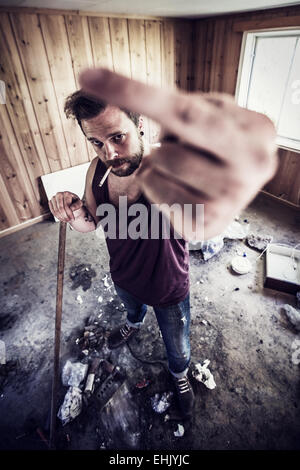 Ein junger Mann und Redneck / Punk Rocker gibt Finger. Stockfoto