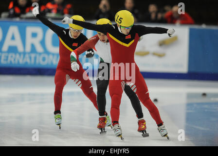 Moskau, Russland. 14. März 2015. Chinas Wu Dajing (R), Han Tianyu (L) und Ungarns Shaolin Sandor Liu überqueren die Ziellinie, während die Männer 500 m-Finale bei der ISU Short Track Eisschnelllauf Weltmeisterschaft 2015 in Moskau, die Hauptstadt von Russland, 14. März 2015. Wu Dajing beansprucht den Titel der Veranstaltung in einer Zeit von 41,032 Sekunden. Shaolin Sandor Liu und Han Tianyu auf Platz 2. und 3. Plätze getrennt. Bildnachweis: Dai Tianfang/Xinhua/Alamy Live-Nachrichten Stockfoto