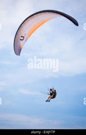 Rio De Janeiro, Brasilien. 14. März 2015. Eine Person fliegt mit dem Gleitschirm in Rio De Janeiro, Brasilien, 14. März 2015. Es ist eine Plattform in der "Pedra Bonita" des Berges Gavea in Rio De Janeiro, ausgestattet mit Drachenflieger und Paraglider, wo die Menschen springen aus dem Felsen des Berges Gavea, und landen dann auf der Sao Conrado Beach, gelegen. Der Hängegleiter und die Gleitschirme gelten als typische Unterhaltung Sport in Rio De Janeiro. Bildnachweis: Xu Zijian/Xinhua/Alamy Live-Nachrichten Stockfoto