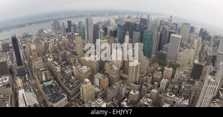 Manhatten an einem grauen und nebligen Tag im Juli. Stockfoto