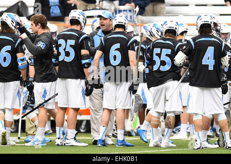 Syracuse, New York, USA. 14. März 2015. Johns Hopkins Blue Jays Cheftrainer Dave Pietramala mit seinen Spielern vor eine NCAA Männer-Lacrosse-Spiel zwischen dem Johns Hopkins Blue Jays und Syracuse Orange an den Carrier Dome in Syracuse, New York spricht. Syrakus besiegt Johns Hopkins 13-10. Rich Barnes/CSM/Alamy Live-Nachrichten Stockfoto