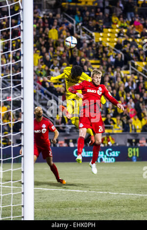 Toronto FC-Verteidiger Damien Perquis (24) versucht, den Ball während des Spiels zwischen Toronto FC und SC Columbus Crew Stadium MAPFRE in Columbus OH Kopf. am 14. März 2015. Foto: Dorn Byg/CSM Stockfoto