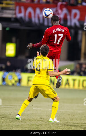 Toronto FC vorwärts Jozy Altidore (17) leitet den Ball mit Columbus Crew SC-Verteidiger Michael Parkhurst (4) während des Spiels zwischen Toronto FC und SC Columbus Crew Stadium MAPFRE in Columbus OH zu verteidigen. am 14. März 2015. Foto: Dorn Byg/CSM Stockfoto