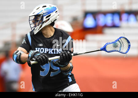 Syracuse, New York, USA. 14. März 2015. Johns Hopkins Blue Jays Mittelfeldspieler Holden Cattoni (99) sieht die Johns Hopkins Blue Jays und Syracuse Orange an den Carrier Dome in Syracuse, New York während einer gesamten NCAA Lacrosse Spiel vergehen. Syrakus besiegt Johns Hopkins 13-10. Rich Barnes/CSM/Alamy Live-Nachrichten Stockfoto