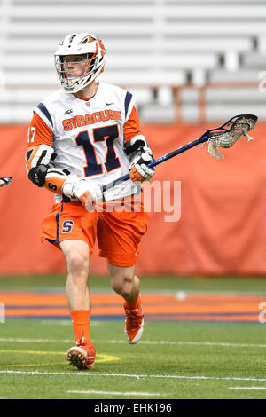 Syracuse, New York, USA. 14. März 2015. Syracuse Orange Attackman Dylan Donahue (17) steuert den Ball während einer NCAA Männer Lacrosse Spiel zwischen der Johns Hopkins Blue Jays und Syracuse Orange an den Carrier Dome in Syracuse, New York. Syrakus besiegt Johns Hopkins 13-10. Rich Barnes/CSM/Alamy Live-Nachrichten Stockfoto