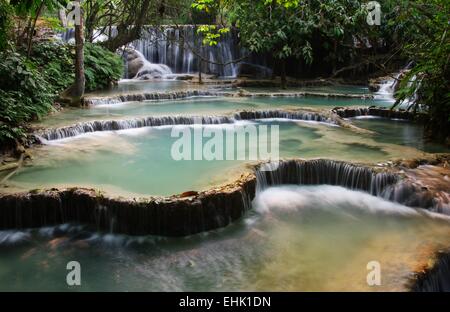 Kuang Si fällt - eine Reihe von Wasserfällen, Kaskaden und Azure grüner Kalkstein bündelt südwestlich von Luang Prabang, Laos. Stockfoto