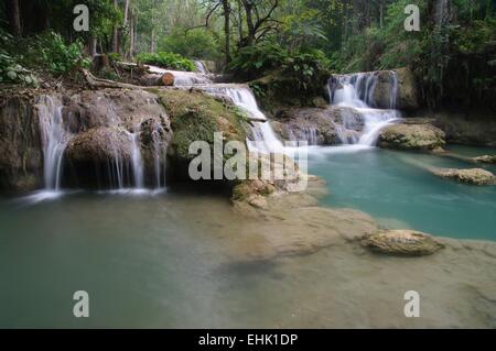 Kuang Si fällt - eine Reihe von Wasserfällen, Kaskaden und Azure grüner Kalkstein bündelt südwestlich von Luang Prabang, Laos. Stockfoto