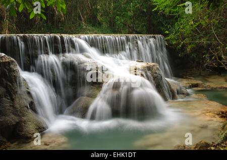 Kuang Si fällt - eine Reihe von Wasserfällen, Kaskaden und Azure grüner Kalkstein bündelt südwestlich von Luang Prabang, Laos. Stockfoto