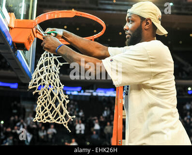 New York, NY, USA. 14. März 2015. 14. März 2015: Villanova senior vorwärts JayVaughn Pinkston (22) hilft reduzieren die Netze nach der Wildcat Sieg gegen Xavier für den Big East Turnier Titel im Madison Square Garden in New York City. Scott Serio/CSM/Alamy Live-Nachrichten Stockfoto