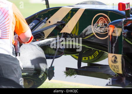 Albert Park, Melbourne, Australien. 15. März 2015. Pastor Maldonado (VEN) #13 aus dem Lotus F1 Team stürzt bei der 2015 Australian Formula One Grand Prix im Albert Park in Melbourne, Australien. Sydney Low/Cal Sport Media/Alamy Live-Nachrichten Stockfoto