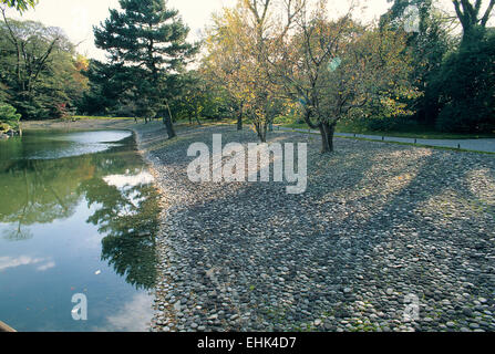 Die Stones, die den See von Sento Gosho, royal Garden im Herzen des kaiserlichen Palastes säumen. Stockfoto