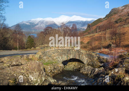 Ashness Brücke Skiddaw in Ferne Cumbria Lake District Stockfoto