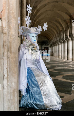 Venedig Karneval Teilnehmer in der Galerie der Dogenpalast, Venedig Stockfoto