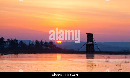 Jäger-Turm neben dem Teich im Winter bei Sonnenaufgang Stockfoto