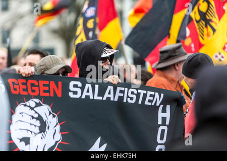 Demonstration der rechten PEGIDA Organisation, zusammen mit gewalttätigen Hooligans gegen ein Treffen der islamischen salafistischen Gruppen Stockfoto