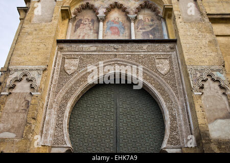 Architekturdetails Kathedrale Mezquita in Córdoba, Spanien. Maurischen Bögen, Nischen mit christlichen Fresken. Stockfoto