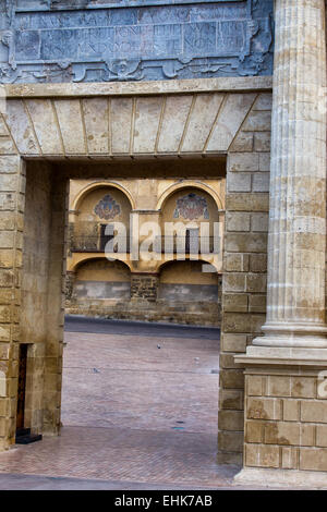 Blick durch das Tor der Brücke (Spanisch: Puerta del Puente) am Plaza del Triunfo und Kathedrale Mezquita in Córdoba, Spanien. Stockfoto