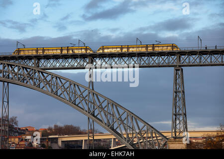 Metro über Ponte Luis Brücke ich in Porto, Portugal. Stockfoto