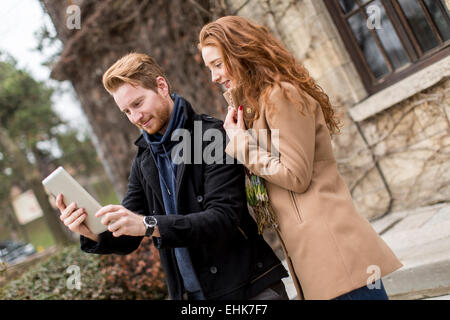 Junges Paar nehmen Foto mit tablet Stockfoto