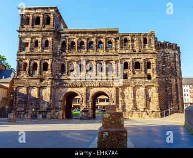 Die Porta Nigra (lateinisch: schwarzes Tor), Blick vom Süden, Trier, Deutschland Stockfoto