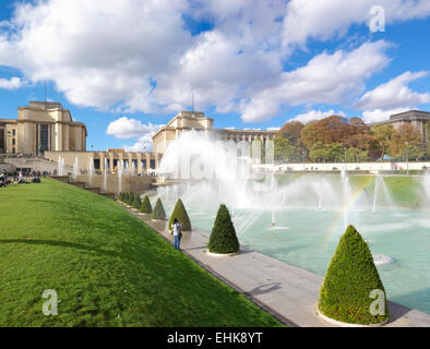 Berühmte Warschauer Brunnen vor dem Palais de Chaillot in Paris, Frankreich Stockfoto