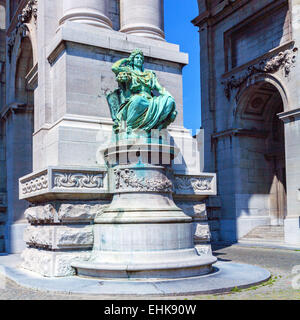 Cinquantenaire Arch (1880-1905) mit Bronze-Statue, Brüssel, Belgien Stockfoto