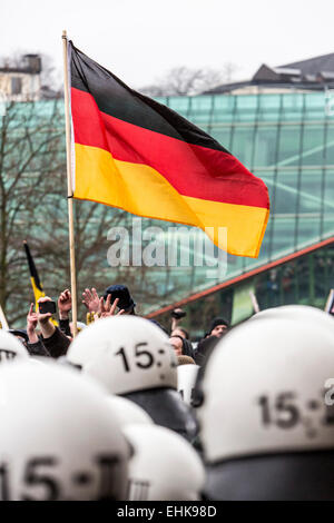 Demonstration der rechten PEGIDA Organisation, zusammen mit gewalttätigen Hooligans gegen ein Treffen der islamischen salafistischen Gruppen Stockfoto