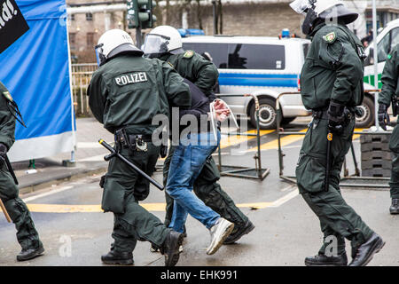 Demonstration der rechten PEGIDA Organisation, zusammen mit gewalttätigen Hooligans gegen ein Treffen der islamischen salafistischen Gruppen Stockfoto