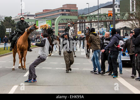 Demonstration der rechten PEGIDA Organisation, zusammen mit gewalttätigen Hooligans gegen ein Treffen der islamischen salafistischen Gruppen Stockfoto