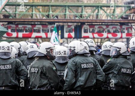 Demonstration der rechten PEGIDA Organisation, zusammen mit gewalttätigen Hooligans gegen ein Treffen der islamischen salafistischen Gruppen Stockfoto