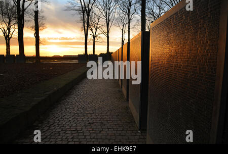 Im düsteren Garten von Langemark Soldatenfriedhof hält die Reste der 44.294 deutschen Toten von WW1. Stockfoto