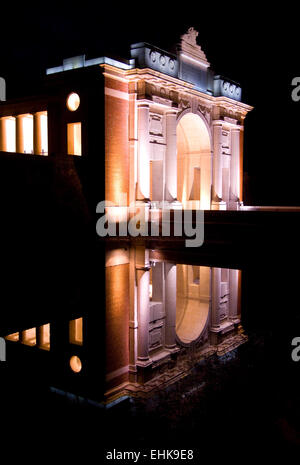 Menin Gate Memorial in der Nacht. Ypern, Menin Gate Memorial spiegelt sich in den Gewässern der Stadtgraben in der Nacht. Ypern, Belgien. Stockfoto