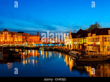 Prins Hendrikkade Straße in der Nähe Centraalstation nachts, Amsterdam Stockfoto