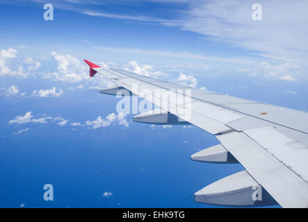 Flügel des Flugzeugs über den Wolken Stockfoto