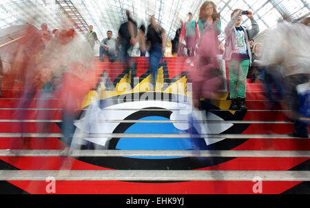 Leipzig, Deutschland. 14. März 2015. Besucher zu Fuß die Treppe hinunter auf dem Weg zum Ausgang am Ende der Leipziger Buchmesse 2015 in Leipzig, Deutschland, 14. März 2015. Die Messe dauert bis zum 15. März 2015. Foto: Jens Kalaene/Dpa/Alamy Live News Stockfoto