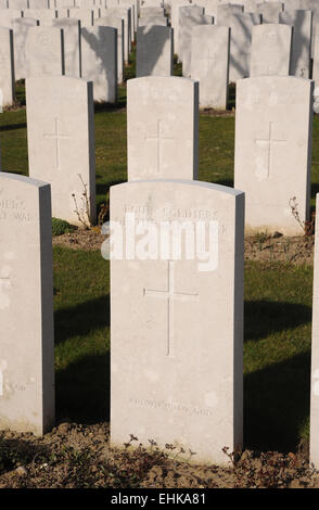 Der Stein markiert das Massengrab auf vier vieler tausender Unbekannter Krieger, die während des großen Krieges WW1 gefallen. Tyne Cot Stockfoto