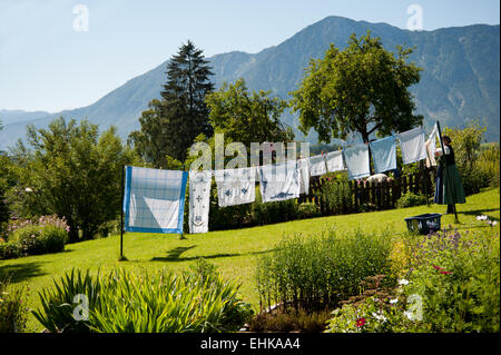 Frau, hängen die Wäsche in ihrem Garten in Altaussee, Steiermark, Österreich Stockfoto