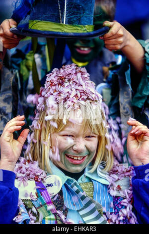 Ein kleines Mädchen hat ihren Hut angehoben Feder Kirschblüte auf dem Kopf zu zeigen. Rochester Sweeps Festival. Kent. Großbritannien Stockfoto