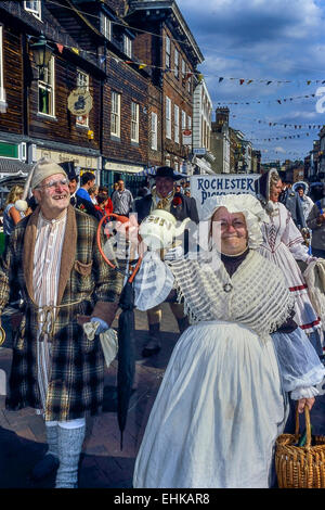 Ebenezer Scrooge (aus Einem Weihnachtslied) in einer Prozession. Rochester Dickens Festival. Kent. UK Stockfoto