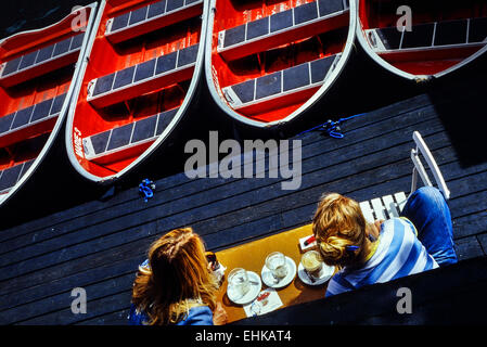 Ein paar junge Frauen genießen einen Kaffee am Wasser. Kopenhagen. Dänemark. Skandinavien. Stockfoto