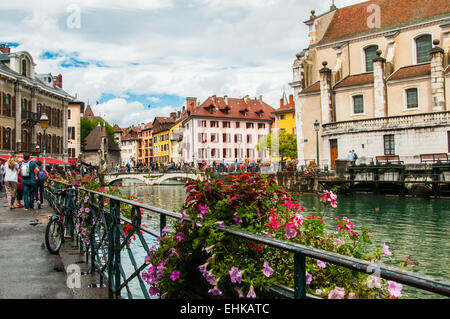 Blumen am Fluss in Annecy Frankreich Europa, ray boswell Stockfoto
