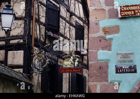 Dekorative Restaurant Zeichen. Riquewihr. Haut-Rhin. Das Elsass. Frankreich Stockfoto