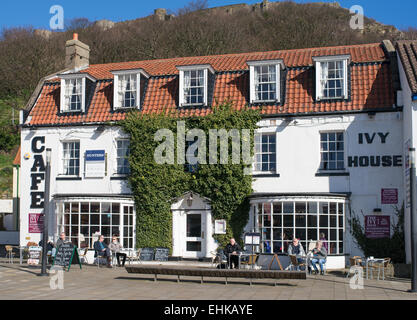 Menschen sitzen vor dem Ivy House Café in Scarborough, North Yorkshire, UK Stockfoto