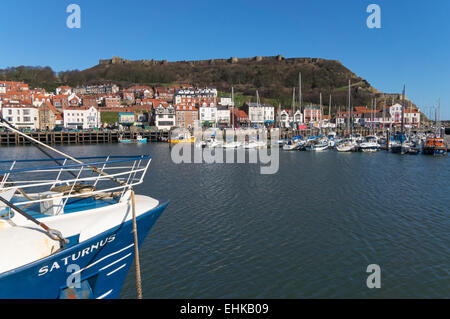 Scarborough Hafen und Marina mit der Burg und der Altstadt im Hintergrund, North Yorkshire, UK Stockfoto