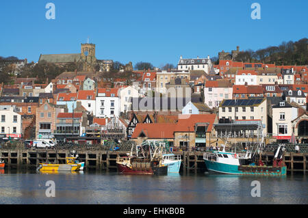 Angelboote/Fischerboote vertäut im Hafen von Scarborough, mit Altstadt und Burg im Hintergrund, North Yorkshire, UK Stockfoto