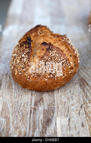 Ein rundes Laib von frisch gebackenem Vollkornbrot Stockfoto