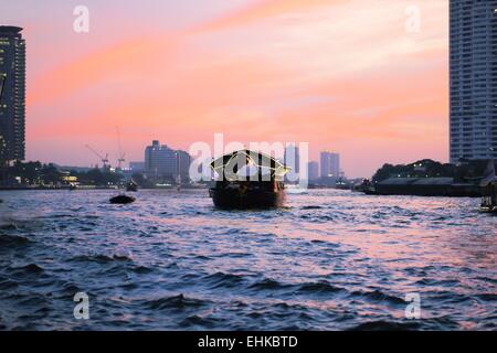 Traditionellen Kahn am Chao Phraya River in Bangkok Stockfoto