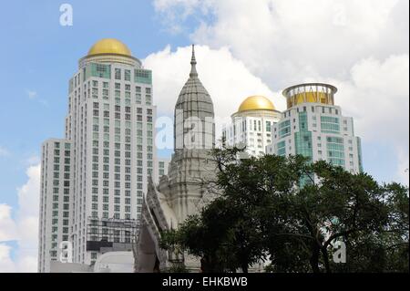 Buddhistischer Tempel vor Wolkenkratzer, Bangkok, Thailand Stockfoto